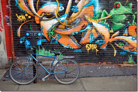 montreal-graffiti-and-bike