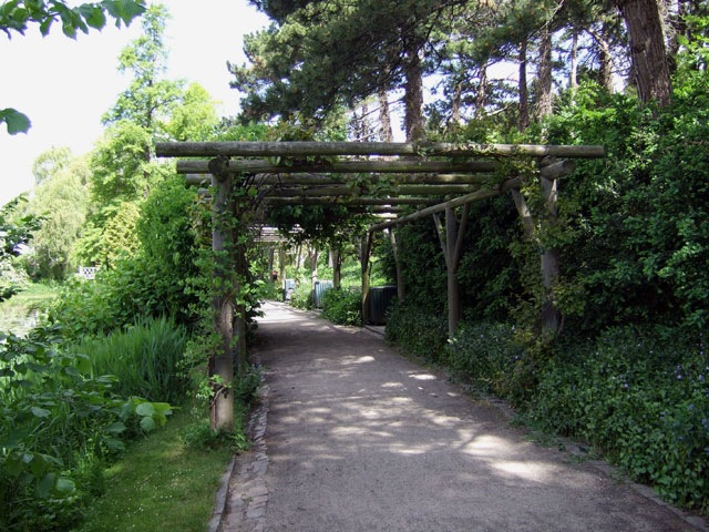[E08502.jpg]
