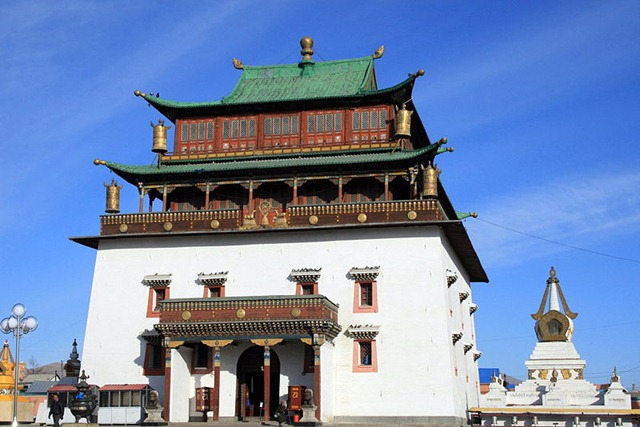 [800px-Gandantegchinlen_Khiid_Monastery[3].jpg]