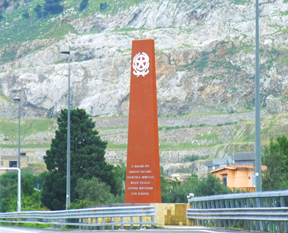 Denkmal für Giovanni Falcone. Der Mafia-Jäger wurde am 23.05.1992 an dieser Stelle der Autobahn zwischen dem Flughafen und der Stadt Palermo umgebracht