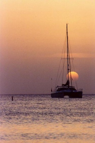 [sunset of catamaran and moon from 7 mile beach[4].jpg]