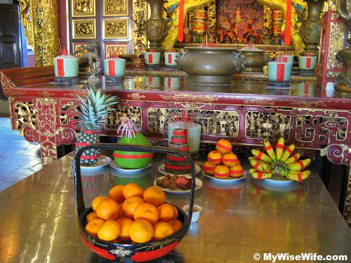 Offerings and alter in middle hall - The prayer pavillion Offerings and alter in middle hall - Prayer pavillion