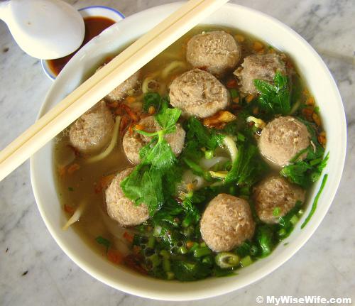 A small bowl of flat/yellow noodle with 10 beef balls!