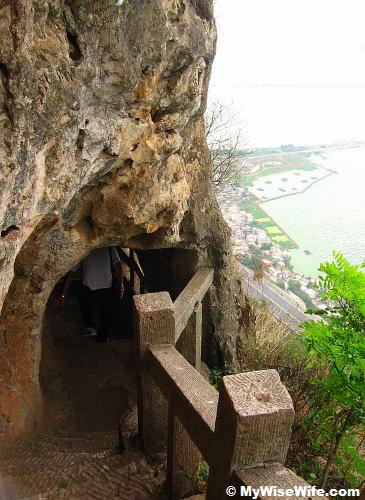 A real challenge for an XXL size to pass through this tunnel