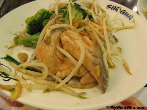 Pan fried salmon, bean sprouts and brocolli Pan fried salmon, bean sprouts and brocolli