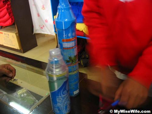 Oxygen kits, available in aerosol can form, big one cost 100 yuan and small was 60 yuan Oxygen kits, available in aerosol can form, big one cost 100 yuan and small was 60 yuan
