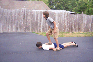 Gif Animado de um Menino Andando num Skate, Sendo o Skate outro Menino