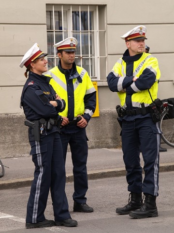 [military_woman_austria_police_000021[2].jpg]