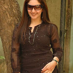 south actress shows some nice cleavage!