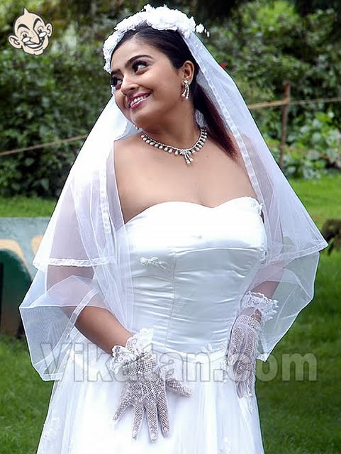 South Indian HQ glamour wallpapers@MirchiWoods.com