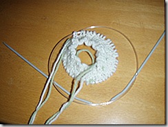 Pulsvarmer strikkes med magic loop Pulsvarmer strikkes med magic loop