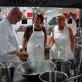 Der unverwechselbare Tibault Levasseur zeigt zwei Teilnehmern in der Brasserie Fou die richtige Behandlung des Filets.