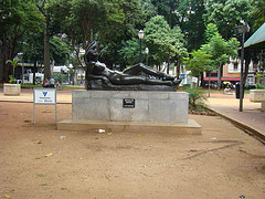 Escultura "Depois do banho", de Victor Brecheret. Clique para ampliar