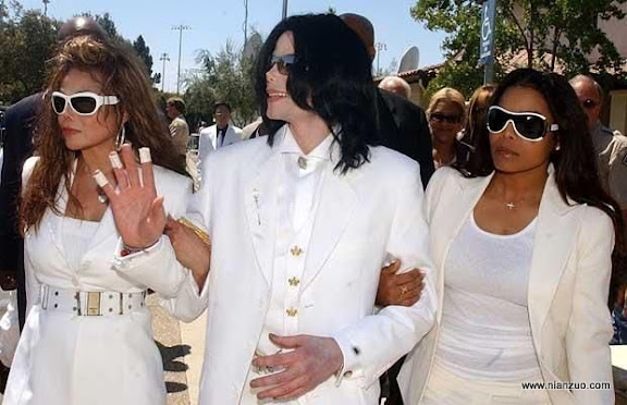 关于杰克逊 FILE PHOTO:&nbsp;&nbsp;Michael Jackson Hospitalized...SANTA MARIA, CA - AUGUST 16:&nbsp;&nbsp;(FILE PHOTO) Defendant Michael Jackson with sisters LaToya Jackson (L) and Janet Jackson exit the Santa Maria courthouse for break during the evidentiary hearing in the Michael Jackson child molestation case August 16, 2004 in Santa Maria, California. The iconic pop star, 50, was rushed to a Los Angeles hospital June 25, 2009 after going into cardiac arrest, receiving CPR in the ambulance, according to reports.&nbsp;&nbsp; (Photo by Ed Souza-Pool/Getty Images),CEL,ENT,PEO,gesture,hearing,law,legal,smile,suit,trial,wave,white