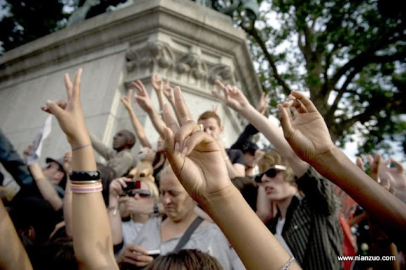 关于杰克逊 CORRECTING CAPTION CONTENT -- - People gather on June 26, 2009 in Paris in front of Notre Dame Cathedral, to pay tribute to late US pop icon Michael Jackson after his unexpected death in Los Angeles, California.&nbsp;&nbsp;Michael Jackson died on June 25, 2009 after suffering a cardiac arrest, sending shockwaves sweeping across the world and tributes pouring in for the tortured music icon revered as the 