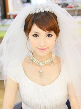 [10-Simple-Beauty-Lovely-wedding-hairstyles-3[3].jpg]