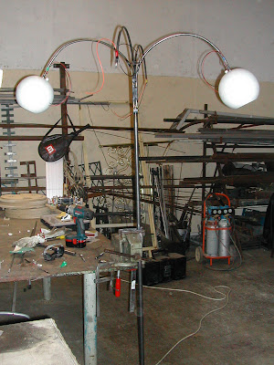 Structure du lampadaire avec deux enceintes.