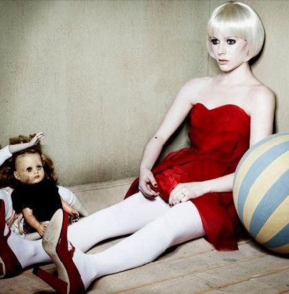 %Lady Gaga Justin Bieber Avril Lavigne posa como una muñeca