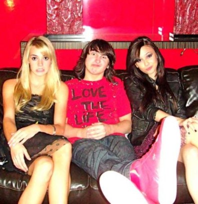 Mitchel Musso besado por dos chicas!