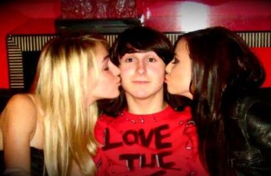 Mitchel Musso besado por dos chicas!
