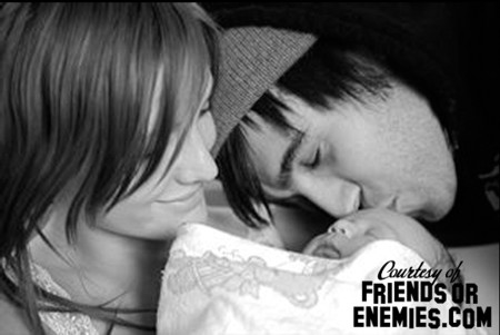 Primera Foto de Bronx, hijo de Ashlee Simpson y Pete Wentz!