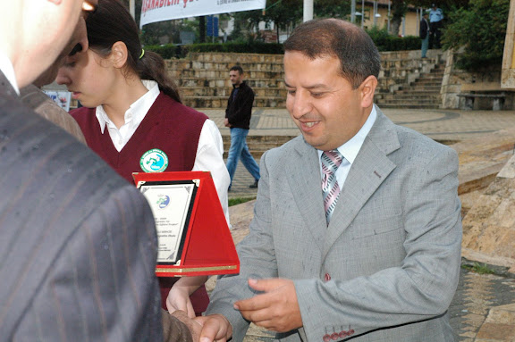 Şahinler İlköğretim Okulu Müdürü Saffet BOL plaket alırken