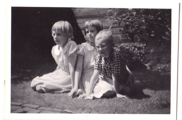 Els, Anneke en Bas omstreeks 1954 Zonnig tafereel