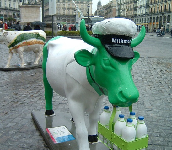 [cow-parade_-madrid_vaca-milkman1[4].jpg]