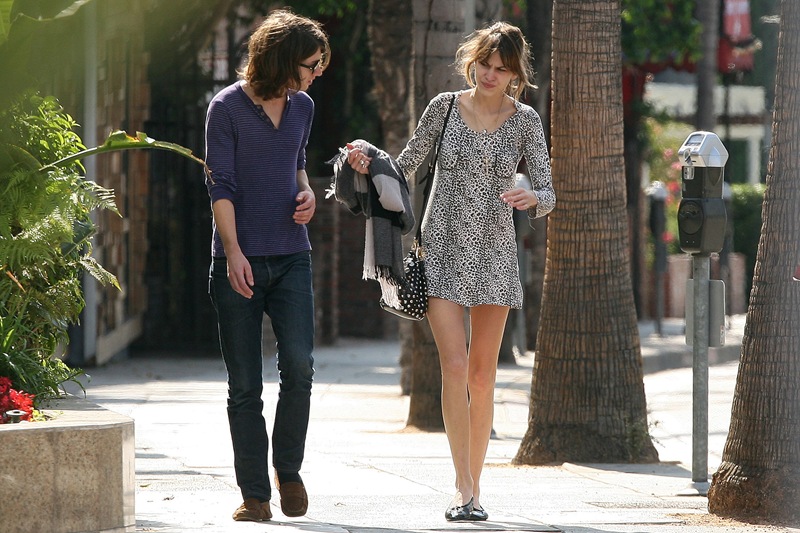 71640_Preppie_-_Alexa_Chung_strolls_around_the_streets_of_West_Hollywood_-_October_7_2009_692_122_30lo