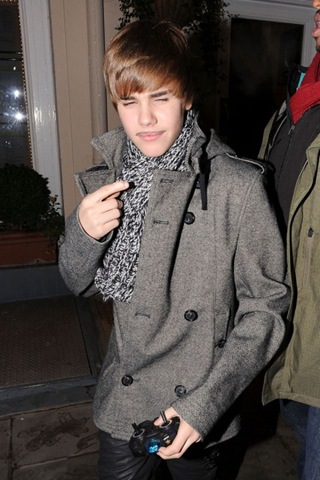 [justin-bieber-mustache-00-480x720[3].jpg]