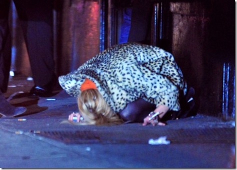 lindsay-lohan-coke-sidewalk-drunk-01