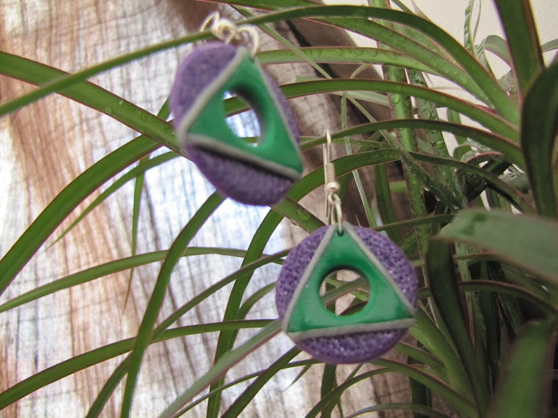 Combinatii indraznete Cercei handmade, eleganti, extravangti, culori indraznete (mov, verde)