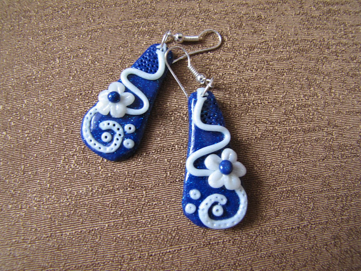 Cercei handmade din Fimo, model alb pe fond albastru
