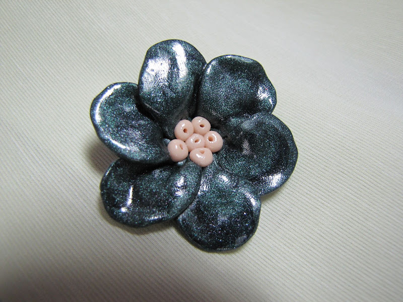 Brosa Handmade Fimo, floricica in culori metalice - verde
