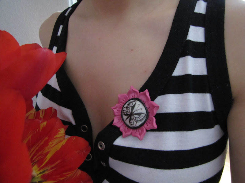Brosa handmade fluturas pe floricica