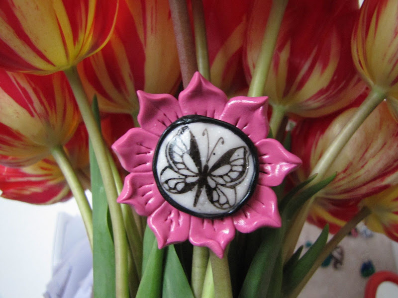 Brosa handmade fluturas pe floricica