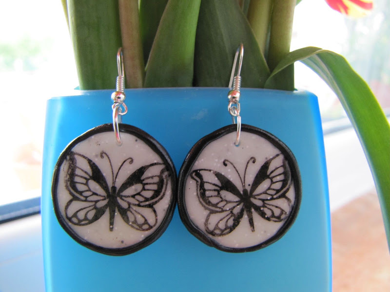 Brosa handmade fluturas pe floricica