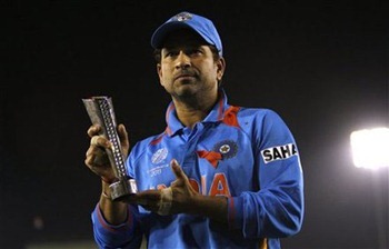 01-sachin-poses with man of the match-award-against pakistan-semifinal-in mohali