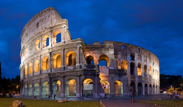 [Colosseum_in_Rome,_Italy_-_April_2007[3].jpg]