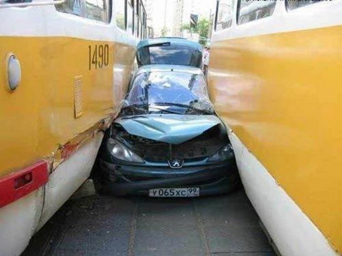 Te dije que el coche no pasaba Coche intentando pasar entre dos tranvías