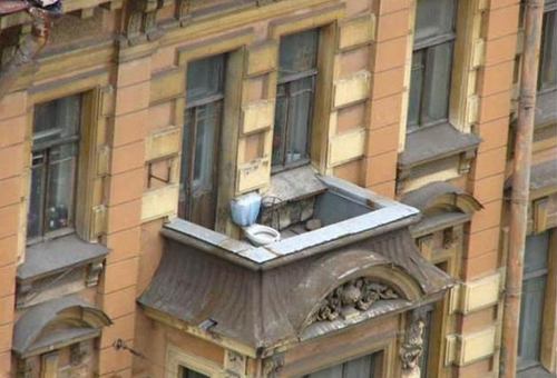 Baño instalado en el balcón de un piso