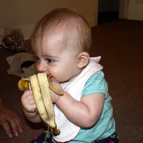 [Elaine 6 months eating banana_0003[4].jpg]
