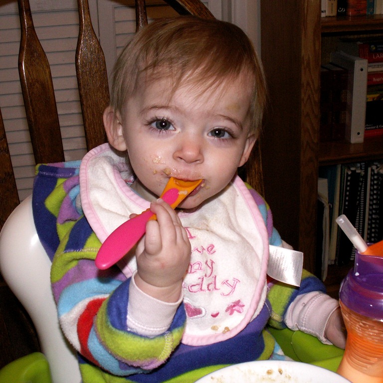 [Eating feeding herself oatmeal with spoon_0002[5].jpg]
