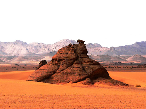 rocher sur sable orange désert de l