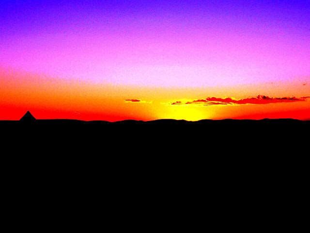 coucher de soleil couleurs saturées jaune orange rose violet et bleu tente en ombre chinoise Sahara Maroc.JPG