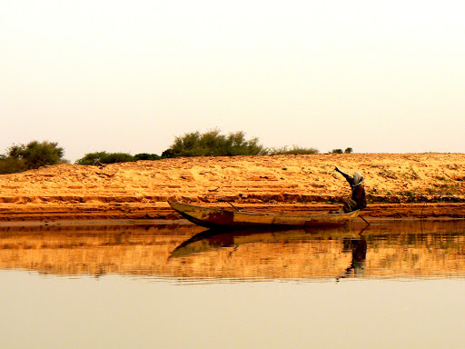 Niger homme sur sa pirogue fleuve Niger