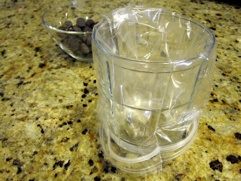melting and drizzling chocolate using a ziplock bag