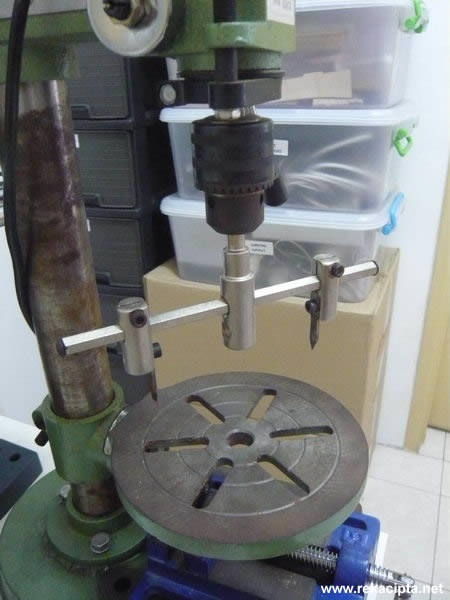 Rekacipta.net - Circle cutter pada drill press Rekacipta.net - Circle cutter pada drill press