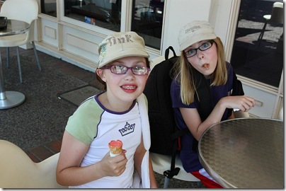 Sophie and Laura having gelatto in Katoomba