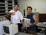 Técnicos: Marcelo e Alan instalando o PC.